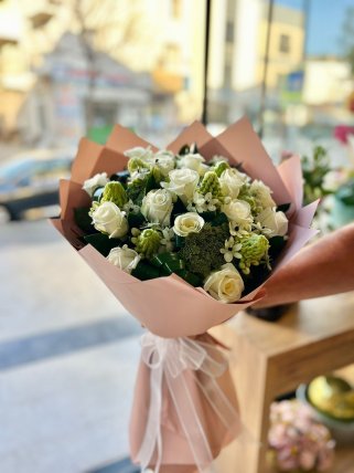 İthal güllerden ve ornit dallarından oluşan beyaz gül buketi