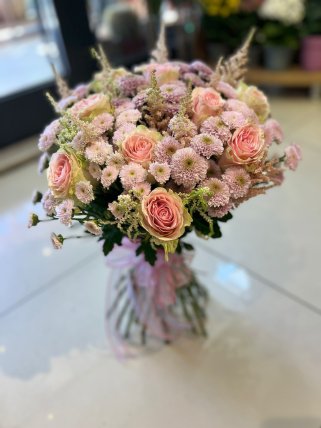 Pembe tonlardan oluşan buket