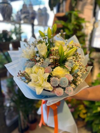 Lilyumlardan oluşan renkli mevsim buketi