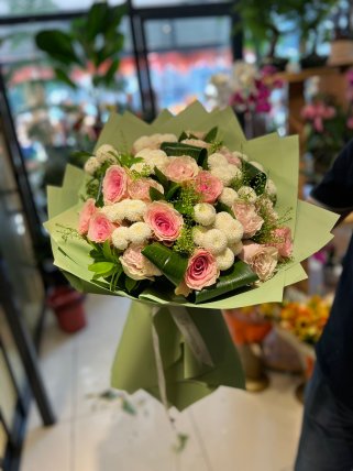 pembe gül ve beyaz krizentemlerden oluşan buket