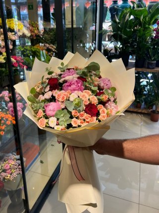 Şakayık ve güllerin muhteşem harmonisi