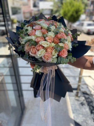 51 daldan oluşan ithal gül buketi