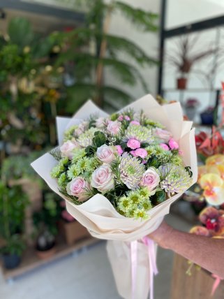 Yeşil ile pembenin buluştuğu mevsim buketi