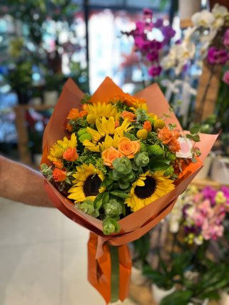 Ayçiçeği ve turuncu çardak gül buketi
