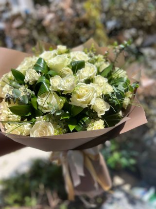 beyaz çardak gülleri ve beyaz gülden oluşan buket