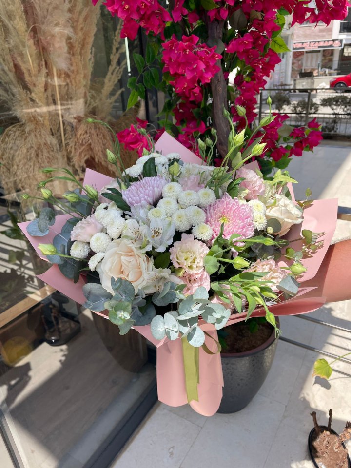 Pastel renklerden oluşan ithal ürünlerimiz ile hazırladığımız mevsim buketi