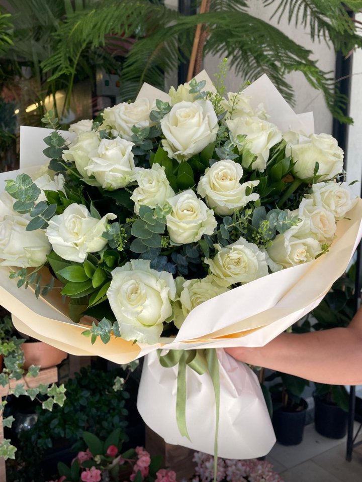 22 dallı beyaz gül buketi